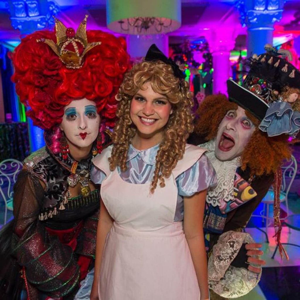 06-Themed experience — costumed characters in themed environment_Alice_Wonderland_themed