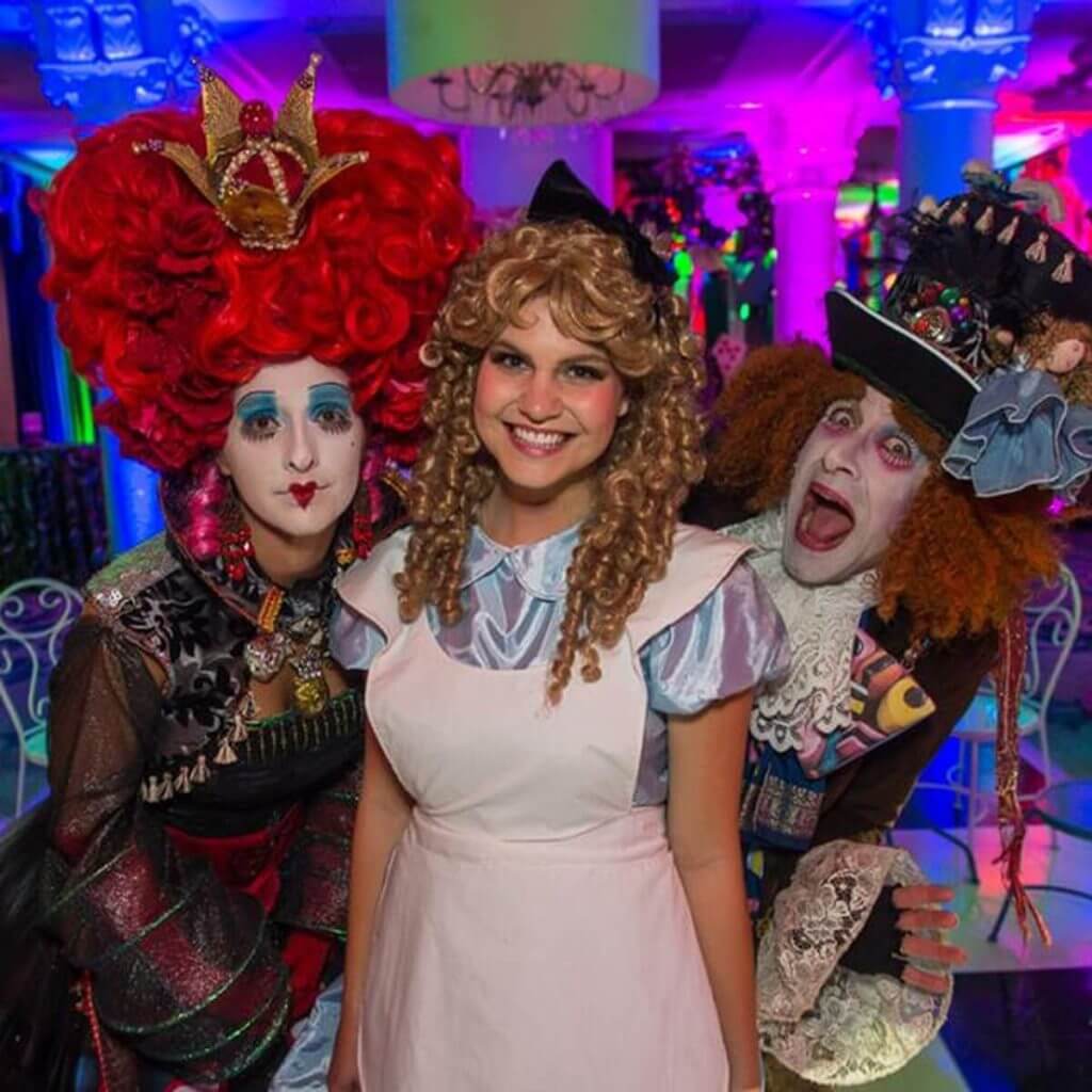 06-Themed experience — costumed characters in themed environment_Alice_Wonderland_themed